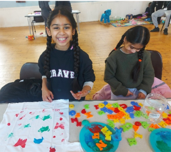 children painting